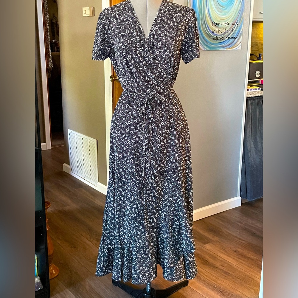 Pretty Garden Wrap Dress Black with White and Purple Flowers Size Medium